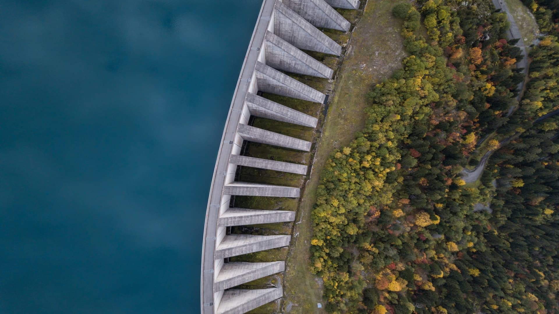 Power plant dam