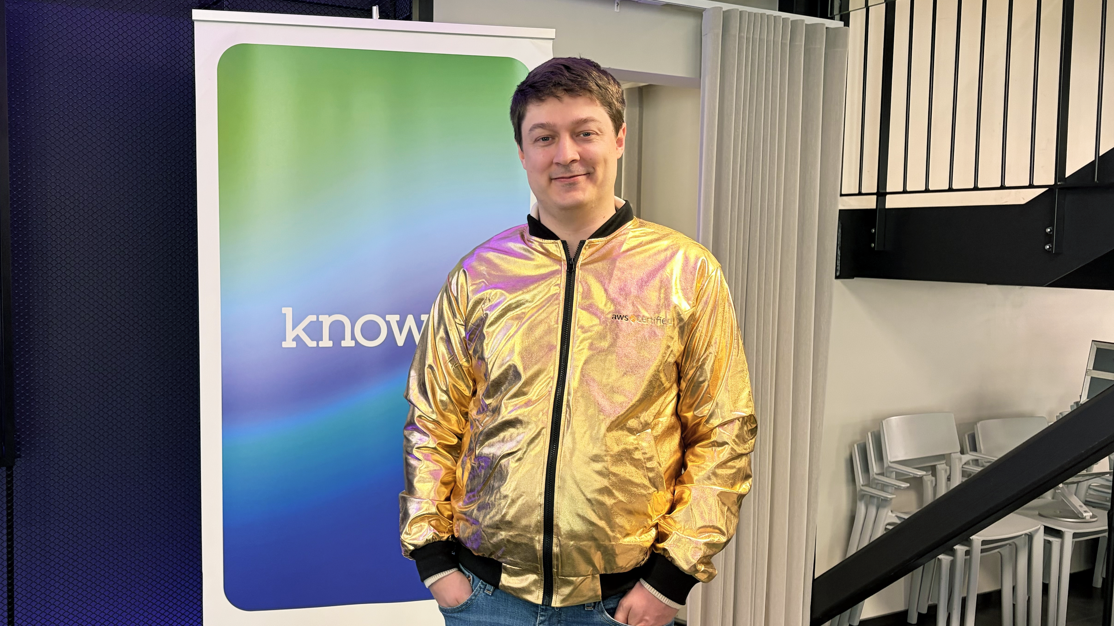 Knowitin Mathias Kron AWS Golden Jacket -takki yllään