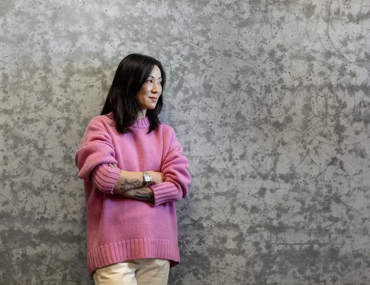 Nainen vaaleanpunaisessa paidassa